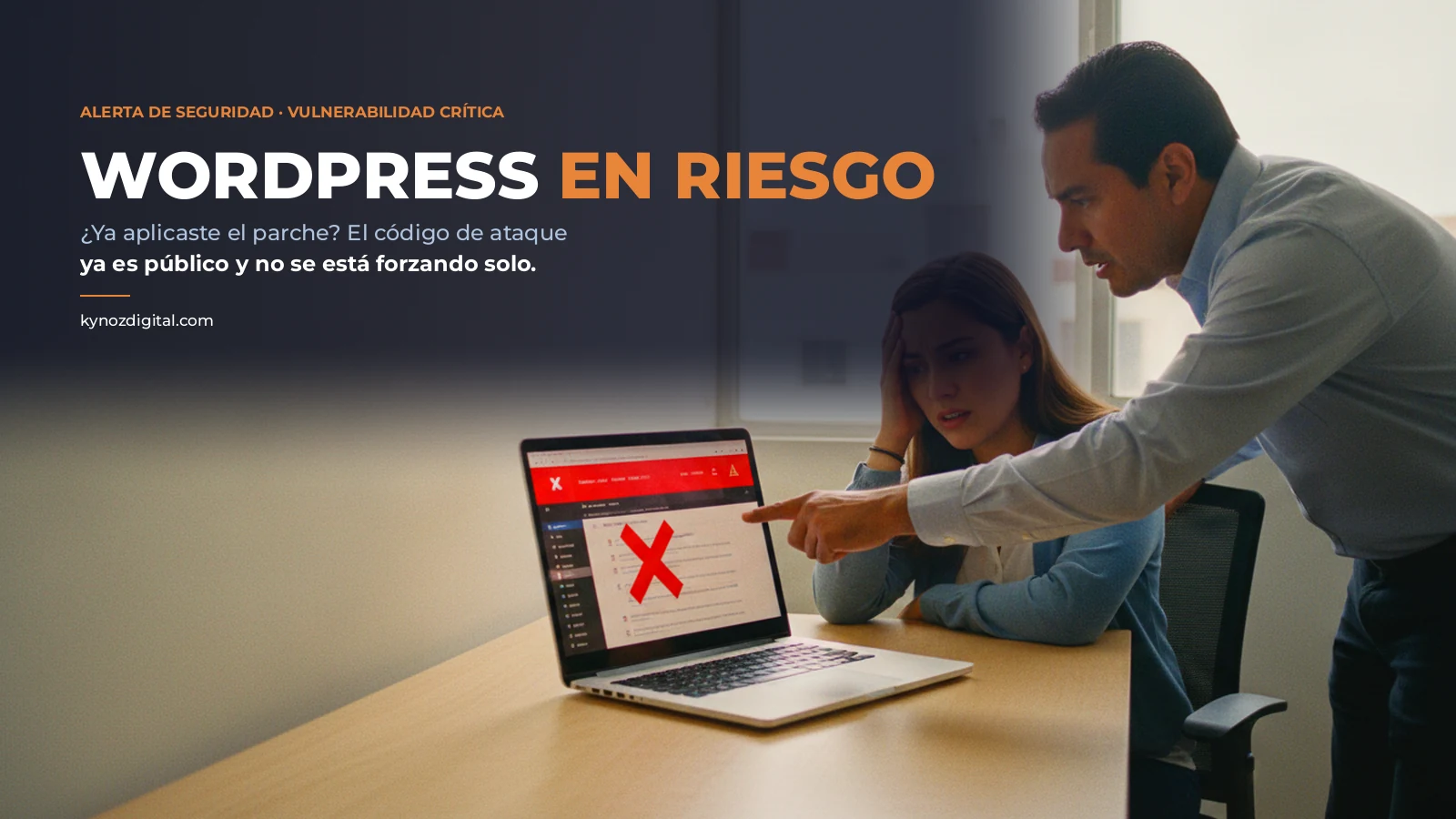 Dos personas en una oficina revisan con preocupación el panel de su sitio web, que muestra una alerta de seguridad en rojo
